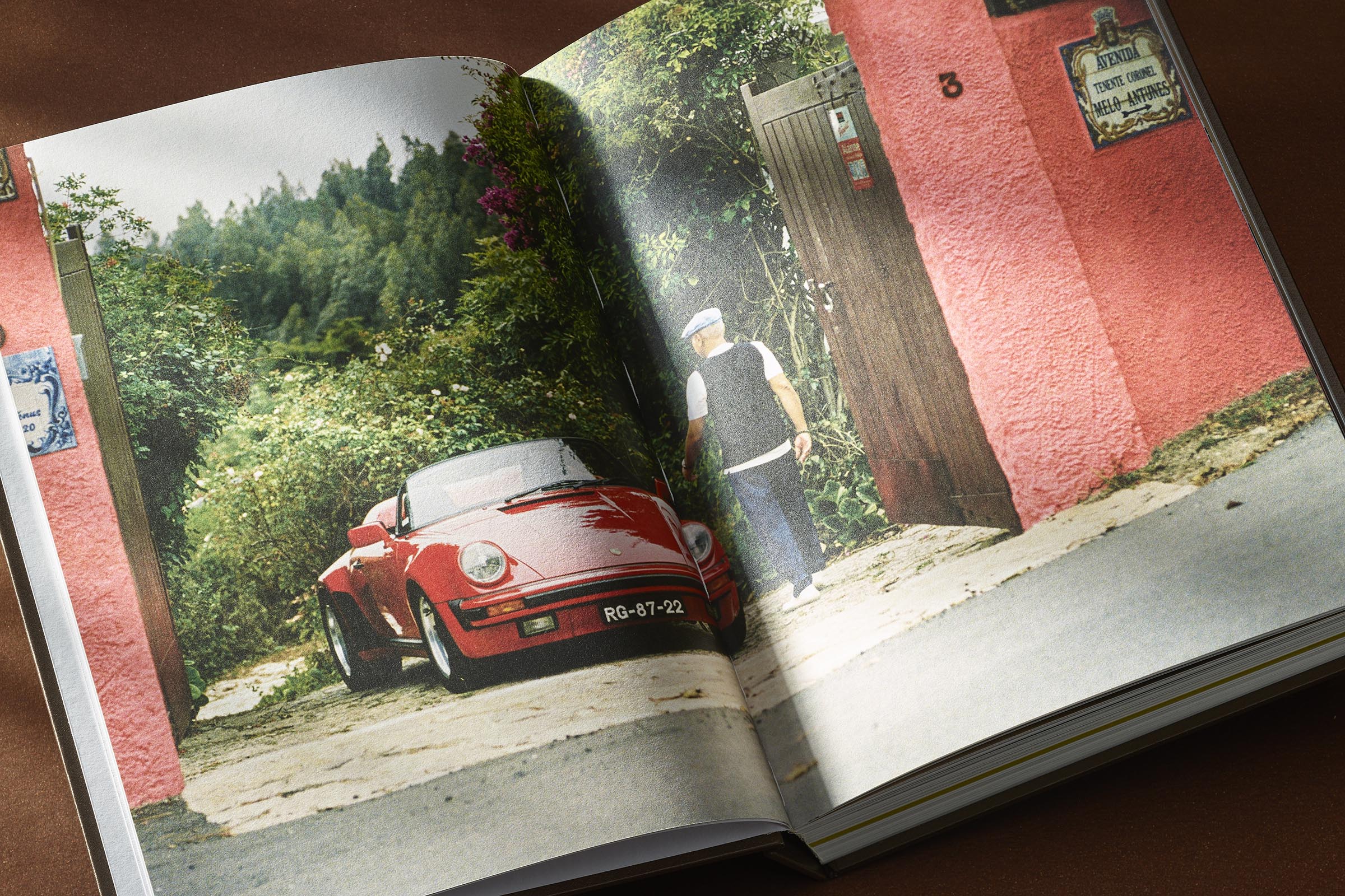 binnenwerk van het boek met aflopend beeld van rode porsche en de eigenaar ervan