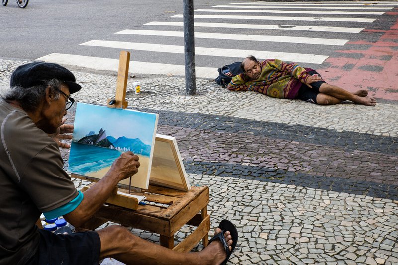 Beeld van zwerver met schilder in Brazilië. Hiermee won Frederick de Brussels Street Photography Awards