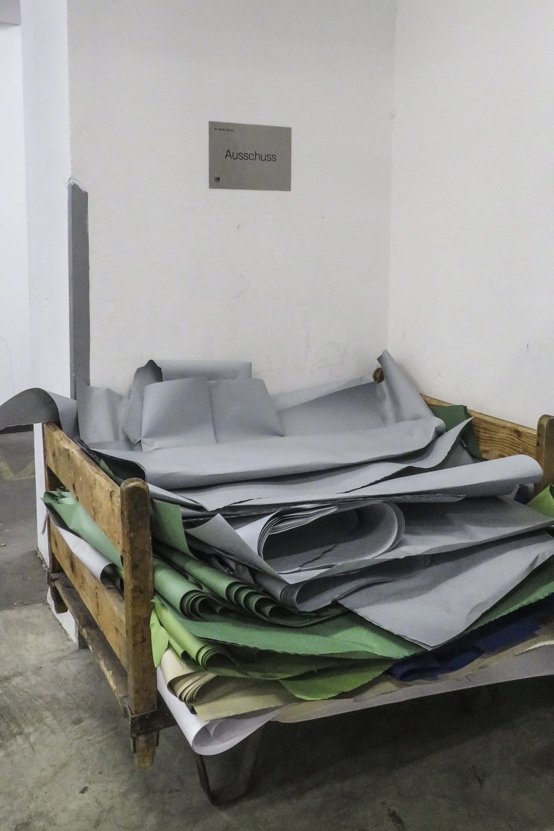 oude, mislukten papieren stukken liggen klaar voor de vuilbak in de Gmund Papierfabriek in Oostenrijk 